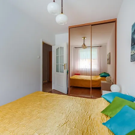 Zapleczna Standard By Bookinghost